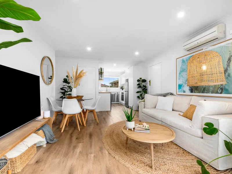 Contemporary Living in Idyllic Setting!