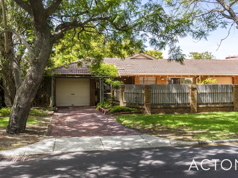 LARGE PRIVATE SINGLE LEVEL VILLA HOME WITH IT'S OWN STREET FRONTAGE