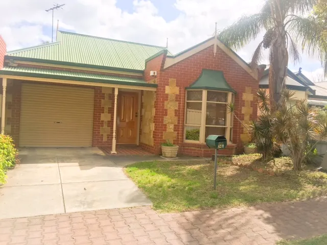 SPACIOUS AND BRIGHT HOME CLOSE TO THE CITY