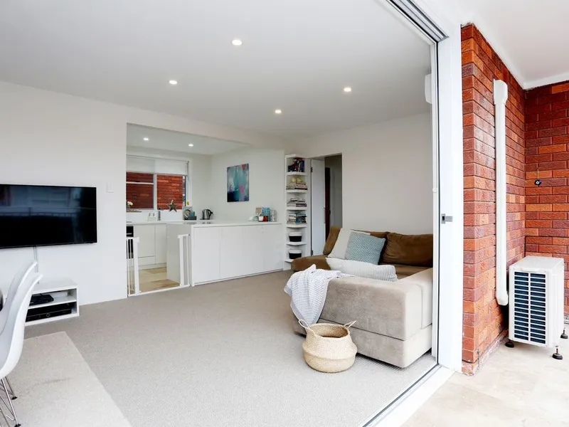 STUNNING RENOVATED 2 BED AT THE BEACH