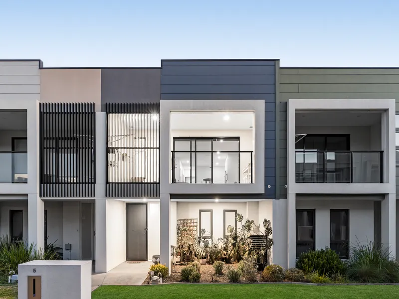 Exquisite Dual-Level Living Surrounded by Amenities