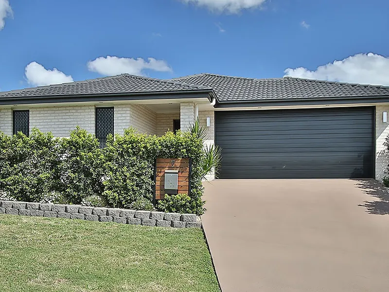 Quality built family home & Walk to water park and shops