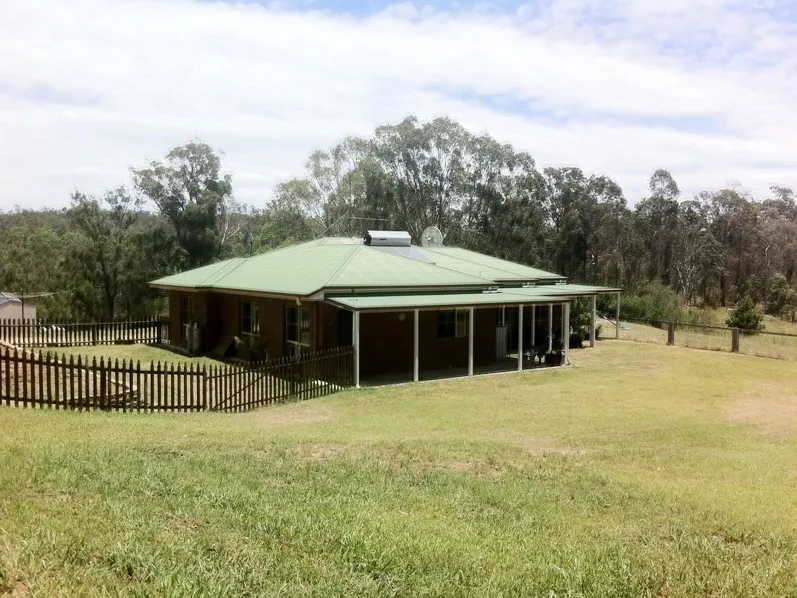 4 bed family home with solar power and tank water