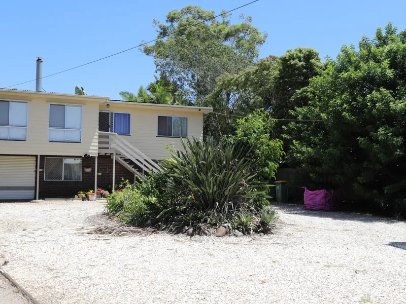Hi-set house two story, Opportunity on both levels, situated on 600M2 land .Not to be missed !
