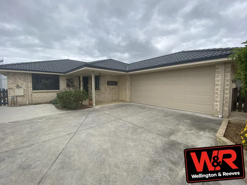 Magnificent Views & Close to town.