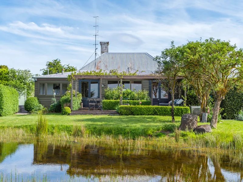 A LANDMARK IN TRENTHAM EAST - BEATTIE'S FARM