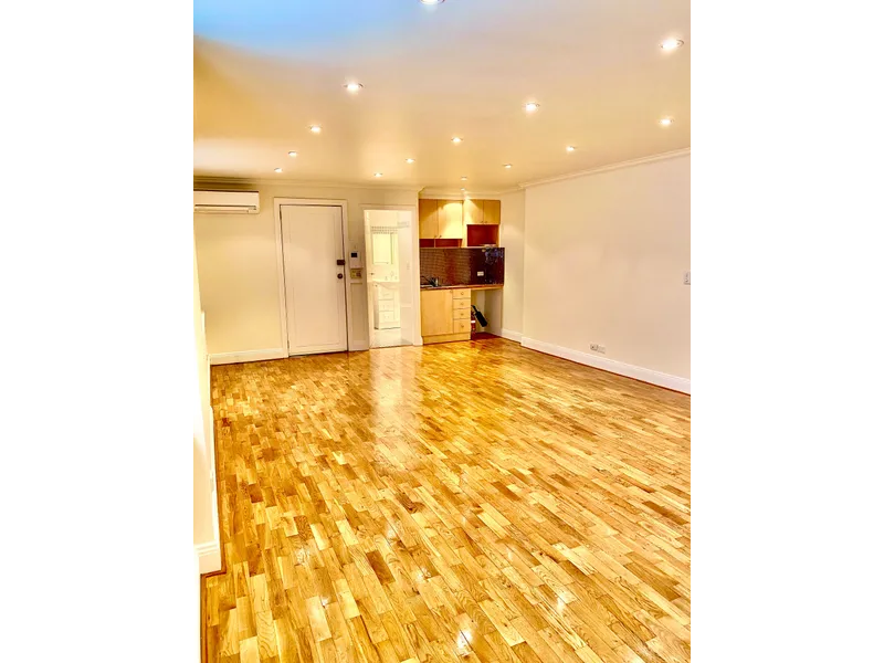 MODERN STUDIO- CONVENIENCE PLUS!