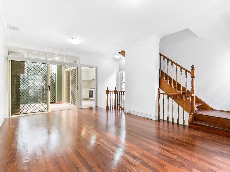 Impressive Three Storey Townhouse in the Heart of Broadway