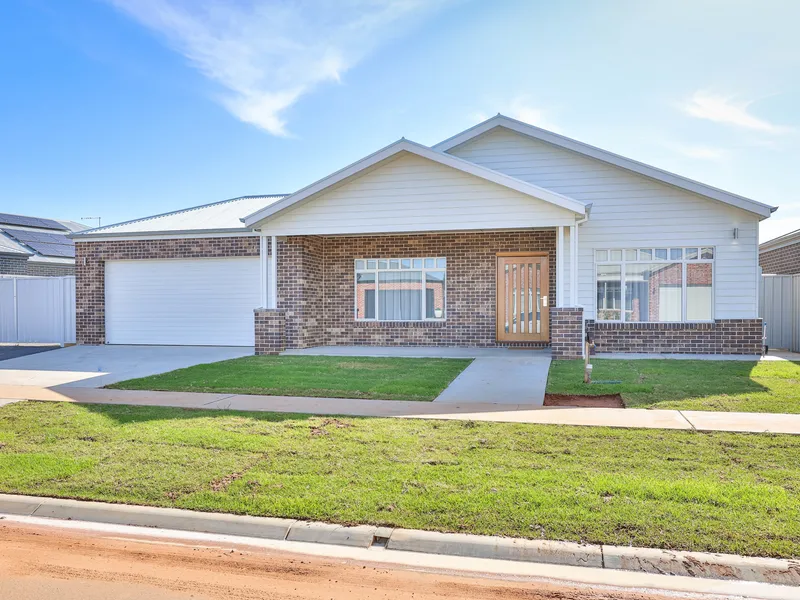 Immaculately Presented Brand New 5 Bedroom Property