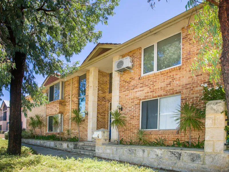 DELUXE DOUBLE STOREY IN PRIME CITY LOCATION WITH SEPARATE APARTMENT/STUDIO
