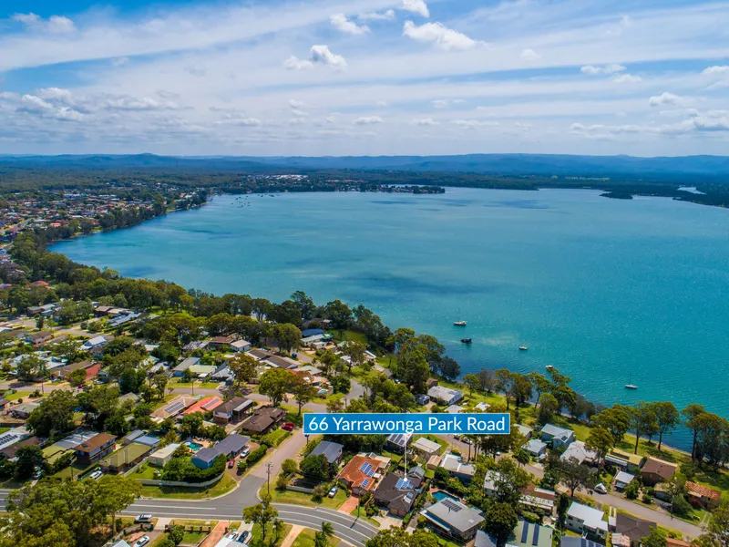 BEAUTIFUL FAMILY HOWE WITH AMAZING WATER VIEWS