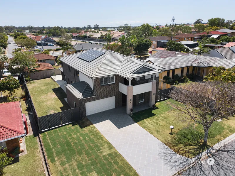 Timeless Elegance Meets Spacious Living: 5-Bedroom Luxury Home in Carindale