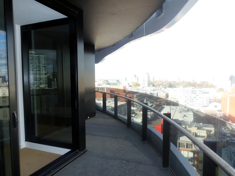 Swanston Square Living with Stunning Views - WITH CAR SPACE