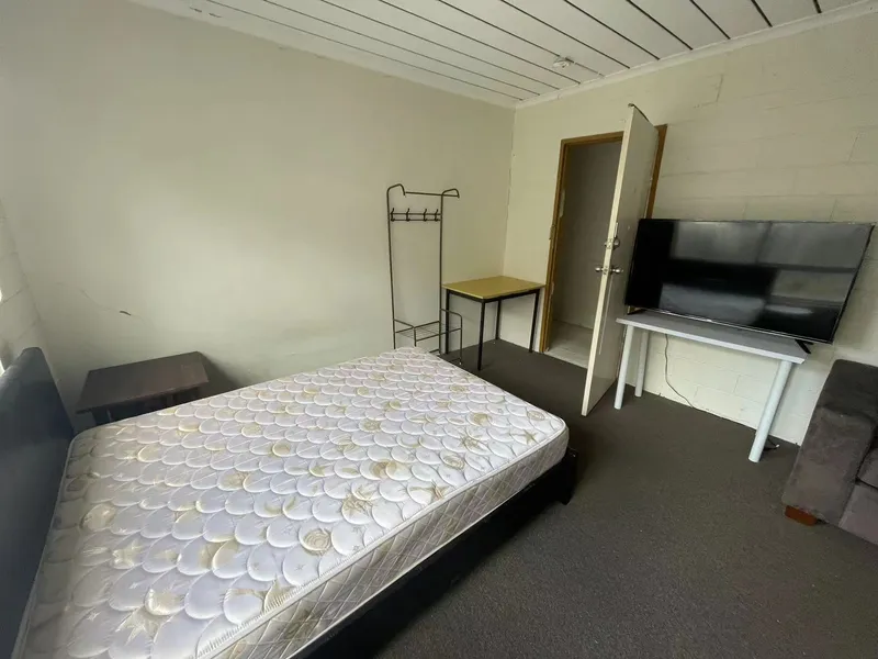 FULL FURNISHED !!!!!! FREE parking. Include Wi-Fi