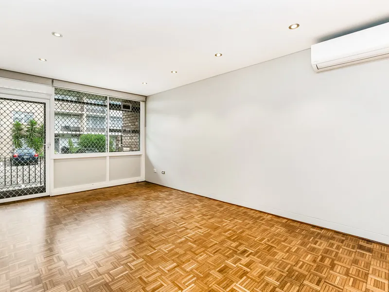 Perfectly presented ground floor apartment in peaceful and convenient location