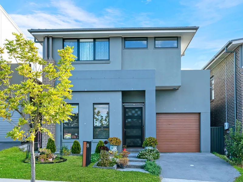 A Beautiful and spacious Home in the heart of Schofields-This one-of-a-kind residence is ready for you to call home!