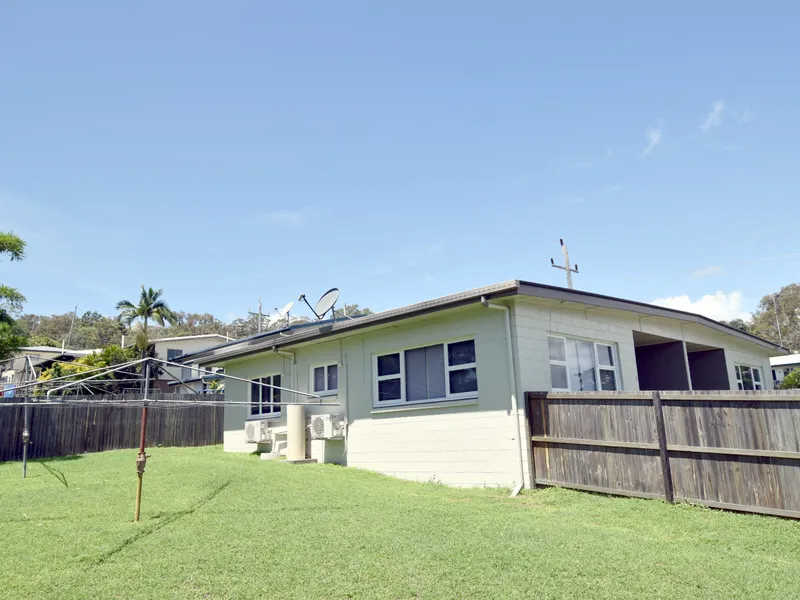 :: OUTSTANDING SELF CONTAINED DUPLEX UNIT WITH IT'S OWN YARD ... PETS WELCOME!