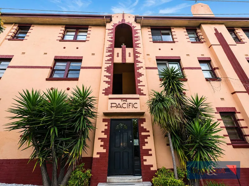 THREE BEDROOM APARTMENT IN THE HEART OF ST KILDA