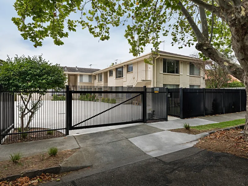 Stunning One Bedroom Apartment in Leafy Location!