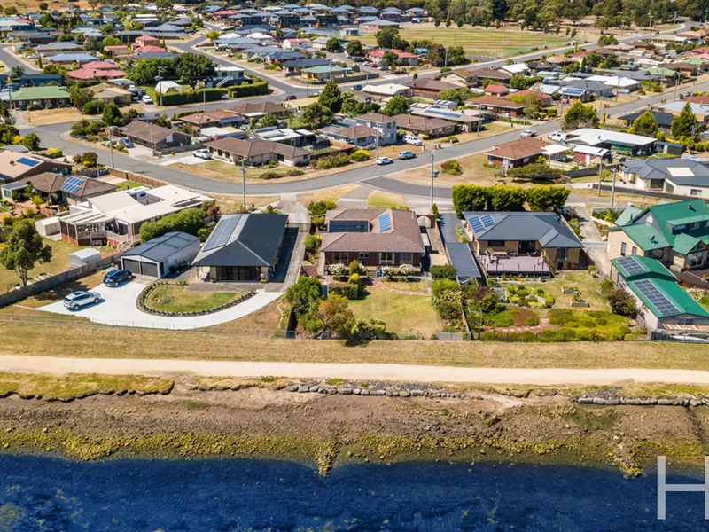 Virtual Waterfront Family Home