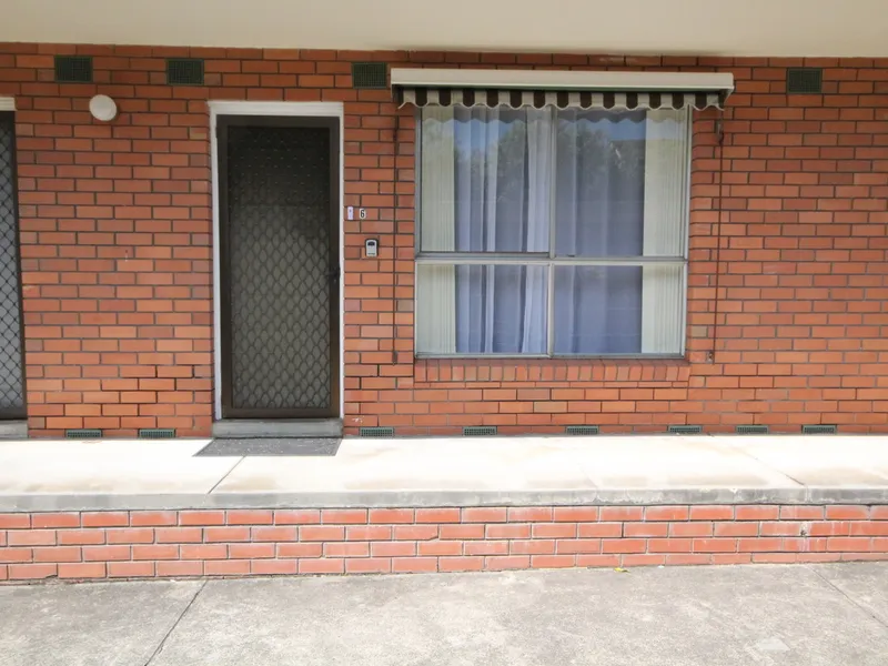 Spacious Sunny One Bedder with Car Space and Air Con