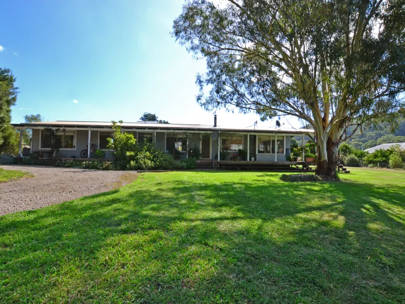 COUNTRY CHARM AT VILLAGE EDGE SUIT TRADIES, HOME HOBBYIST ON 1+AC