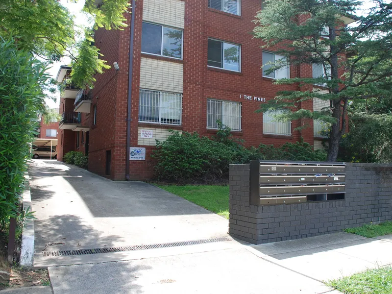 2 bedroom ground floor unit in security building Walk to Station & Shops