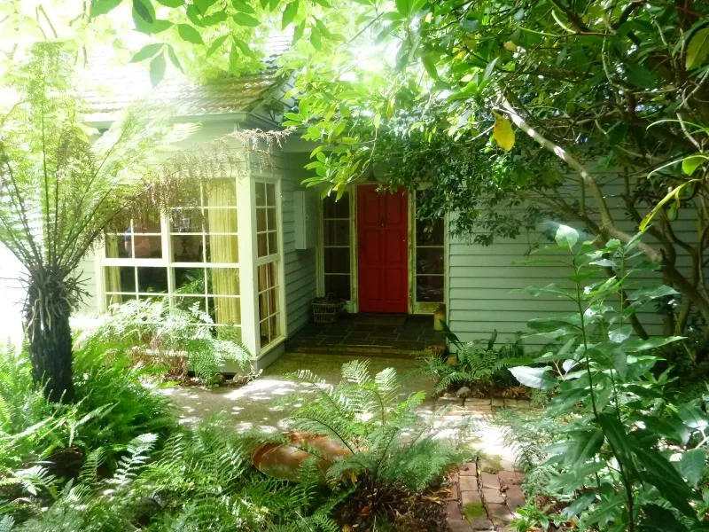 CHARMING HILLS COTTAGE IN GREAT LOCALE