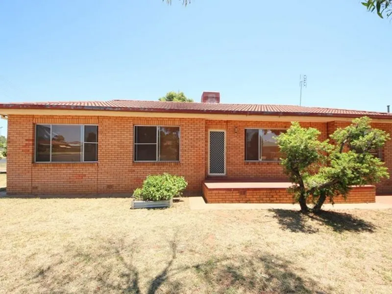 THREE BEDROOM HOME CLOSE TO SHOPS AND SCHOOLS