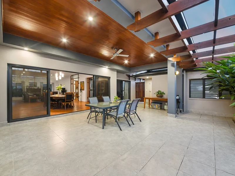 LARGE LOWSET LIVING !!!