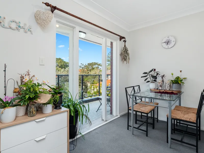 Bright Sun-Filled Apartment in Premier Coogee Location