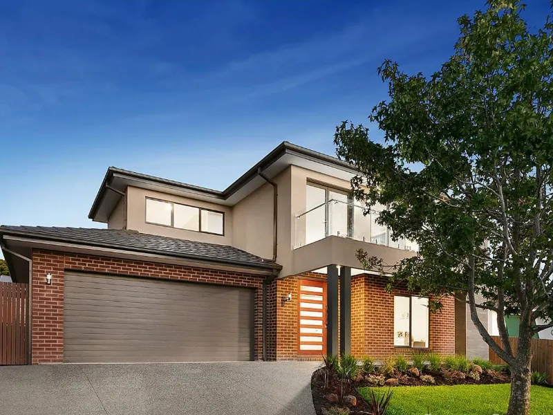 LUXURY FIVE-BEDROOM DOUBLE-STOREY HOUSE IN A QUIET NEIGHBORHOOD