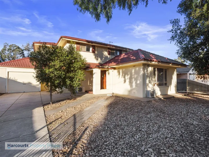 Family home boasting generous accommodation. 786 m2 lot.