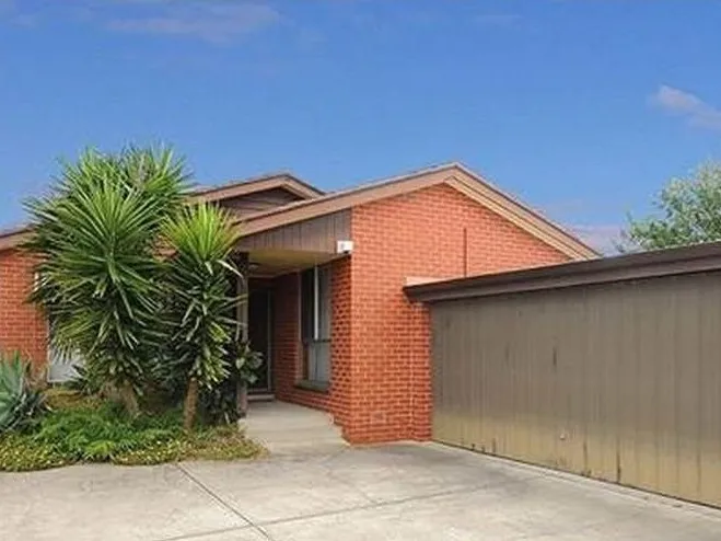 3 BEDROOM FAMILY UNIT IN THE GREAT SUBURB OF CLAYTON SOUTH!