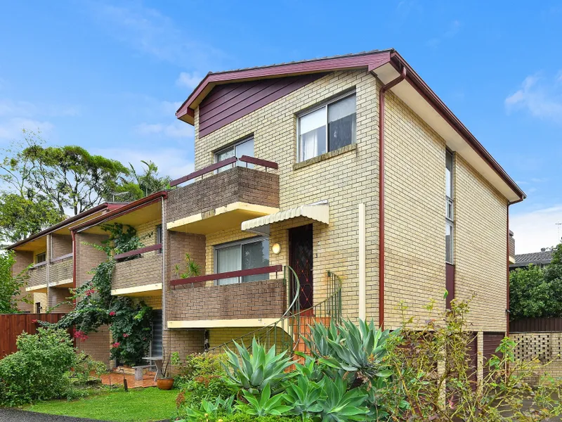 Family sized townhouse, steps to the village, rail and school