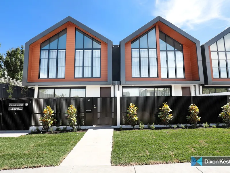 STUNNING & LUXURIOUS - THREE BEDROOM TOWNHOUSE