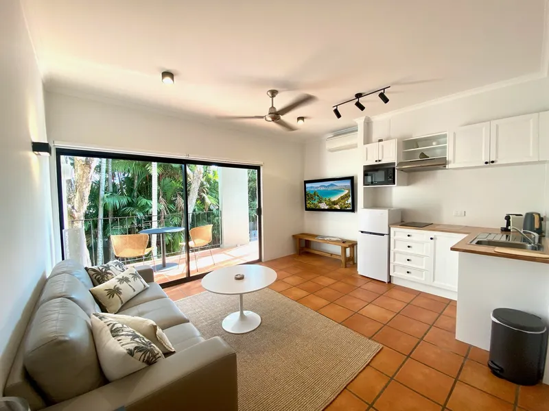 Contemporary Lifestyle Apartment in Port Douglas with Pool Views and Proximity to Beach