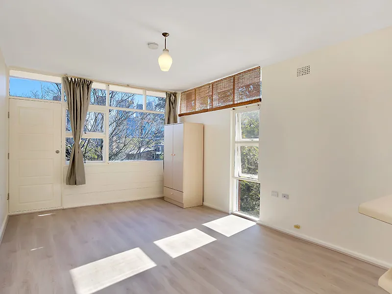 Studio apartment in great location with spacious balcony - Access via Boyd Lane