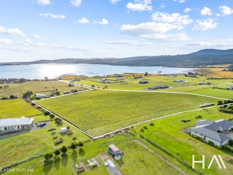 Acreage on the banks of the Tamar River