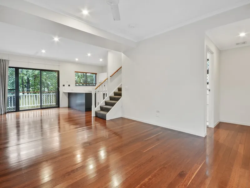 SPACIOUS TOWN HOME IN QUIET LOCATION