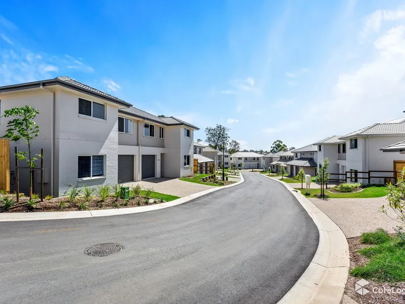 3-Bedroom Townhouse With Community Pool!