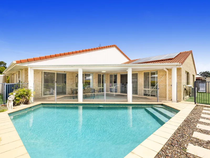 Spacious family home, with pool in a dream location