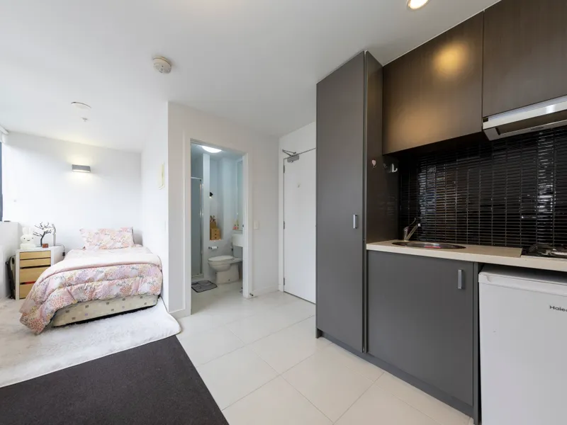 Sleek student studio apartment for the savvy investor with Approx. 9% return