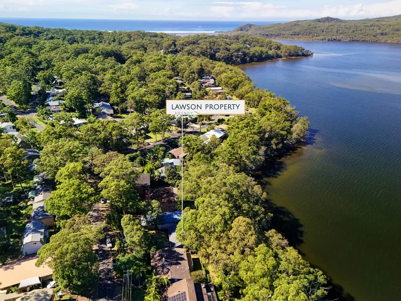 Lakefront reserve cottage with intimate water views