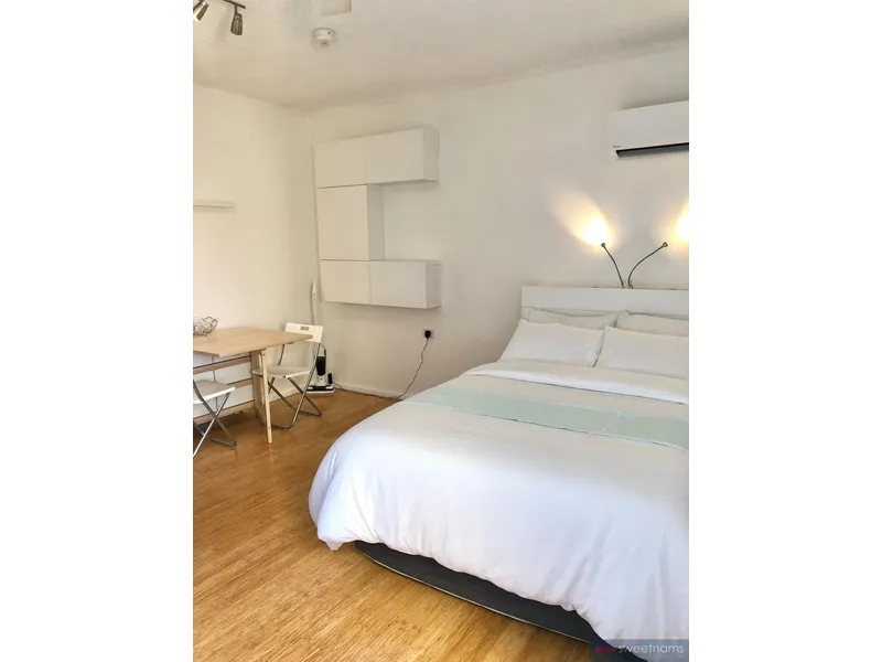 STUDIO IN THE CENTRE OF MANLY
