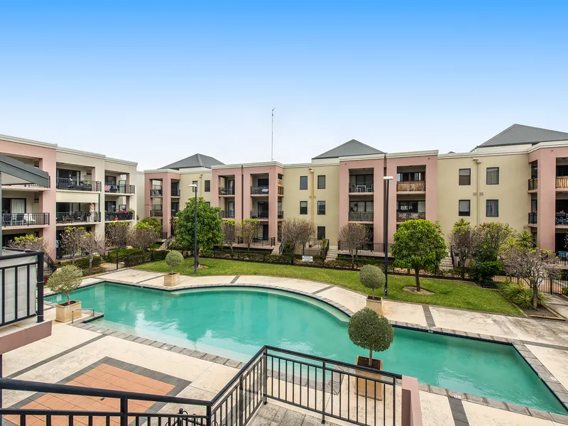 RESORT STYLE APARTMENT – LOCATION, LOCATION!