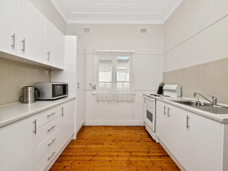 NEAT HOME, CONVENIENT LOCATION