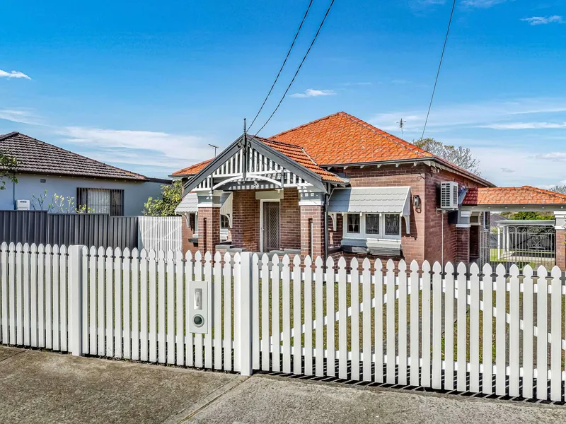 FULLY REFURBISHED FAMILY HOME IN A PREMIER STREET.