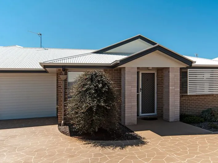 Stylish and Spacious Unit!!