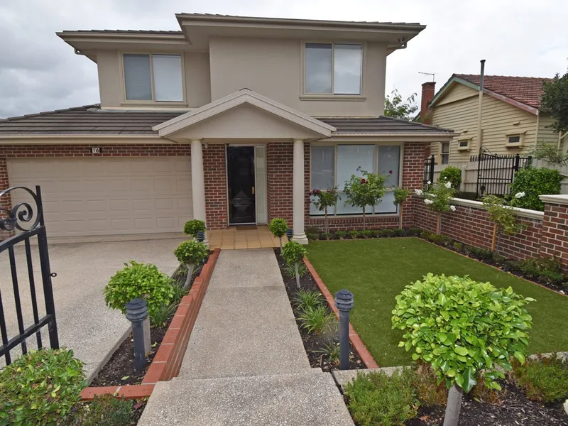 STYLISH TOWNHOUSE OF IMPECCABLE QUALITY